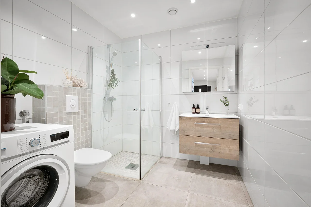 Quels sont les matériaux indispensables pour une salle de bain élégante et durable ?